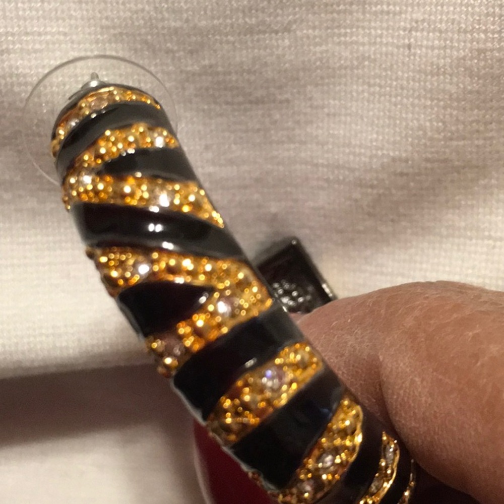 Real Collectibles by Adrienne Arpel. EUC.SWARVOWSKI CRYSTALS. EarringsHoop style